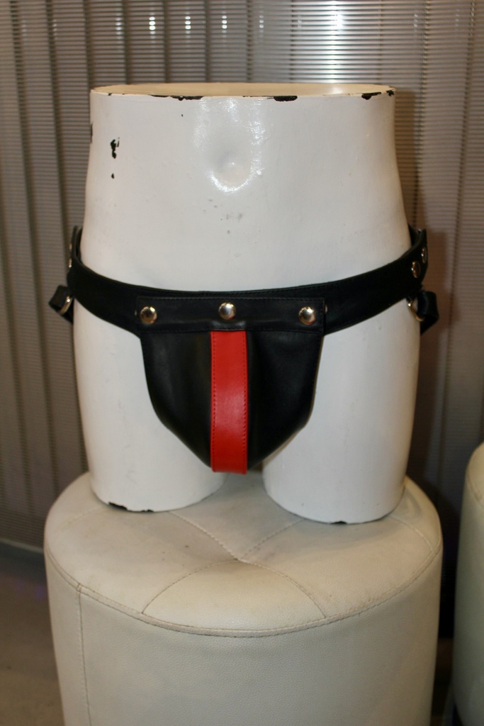 GAYT*GEAR LEATHER SNAP JOCK POUCH