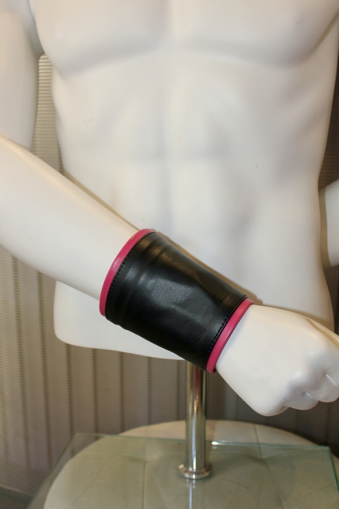 GAYT*GEAR LEATHER GAUNTLET CUFF W/ STRIPE