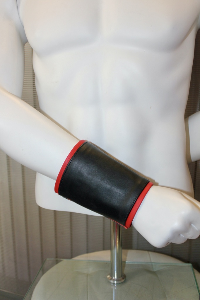 GAYT*GEAR LEATHER GAUNTLET CUFF W/ STRIPE